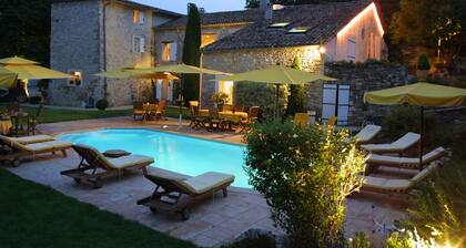 Comfortable studio in Provencal farmhouse with pool & spa