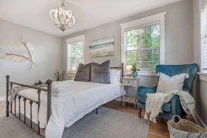 4 habitaciones, escritorio y tabla de planchar con plancha 