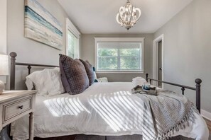 4 habitaciones, escritorio y tabla de planchar con plancha