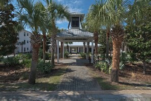 Property grounds - 1bd/2ba condominium on the ground floor~ Right on 30A! Walk to beach! (Santa Rosa Beach)