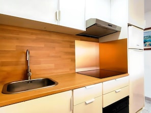 Fridge, microwave, oven, coffee/tea maker