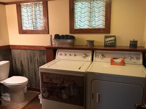 Dutxa, assecador de cabells, tovalloles i sabó 