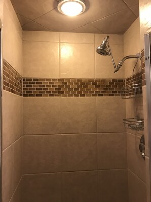 Doccia, asciugacapelli, asciugamani, sapone