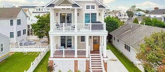 Beautiful new home, professionally decorated with pool close to town and beach