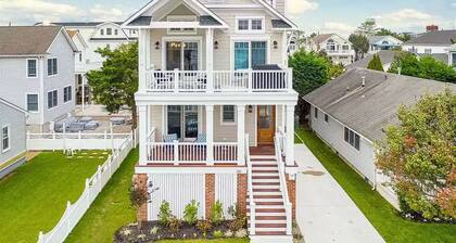 Beautiful new home, professionally decorated with pool close to town and beach