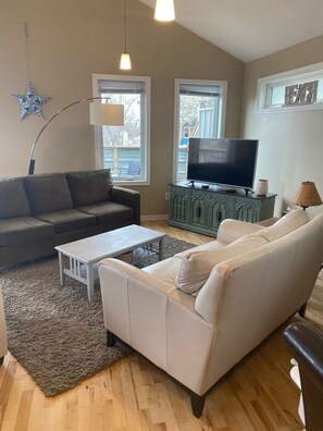 TV, fireplace - Quiet cabin (Manitou Beach)