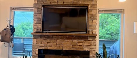 Een televisie en een open haard