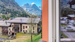 A mountain view with a building in the foreground. - Lovely apartment for 5 guests with WIFI, TV, balcony and pets allowed (Ragoli)