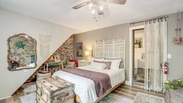 1 bedroom, desk, internet, bed sheets