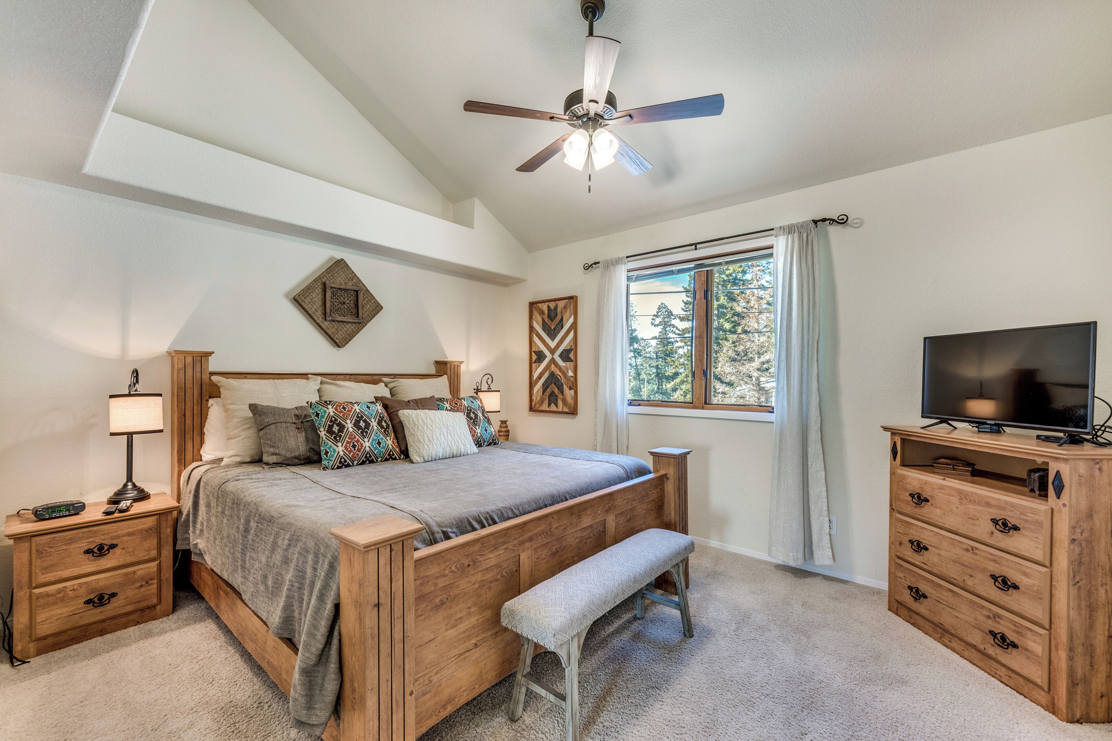 2 bedrooms, desk, iron/ironing board, internet