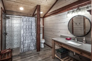 Badewanne, Haartrockner, Handtücher