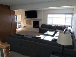 Una Smart TV, una chimenea, una mesa de tenis de mesa