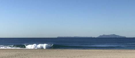 På stranden, solsenger og strandhåndklær