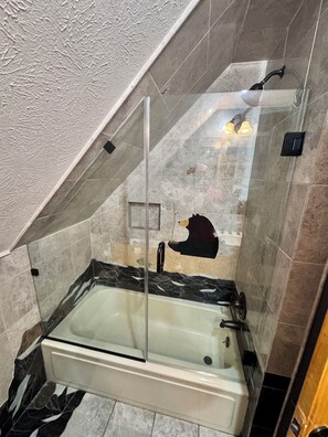 Duschwanne, Haartrockner, Handtücher, Seife
