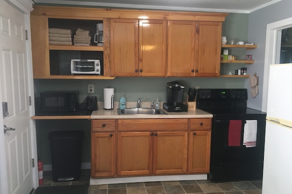 Køleskab, mikrobølgeovn, ovn, kogeplade