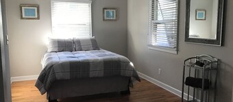 Wrightsville Ave Beach Cottage - with HUGE Fenced In Backyard - Pet Friendly