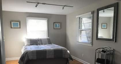 Wrightsville Ave Beach Cottage - with HUGE Fenced In Backyard - Pet Friendly