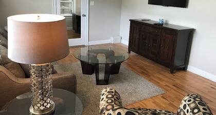 Wrightsville Ave Beach Cottage - with HUGE Fenced In Backyard - Pet Friendly