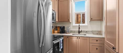 Full-sized fridge, microwave, oven, stovetop