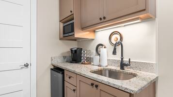 Coffee/tea maker, fridge, microwave, cookware/dishes/utensils