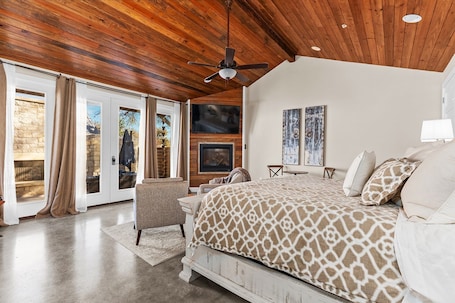 1 bedroom, free WiFi, bed sheets. In Town Villas-Suite 5 |Private Hot Tub and Great Patio