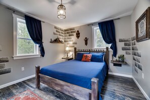 4 bedrooms, desk, iron/ironing board, travel cot