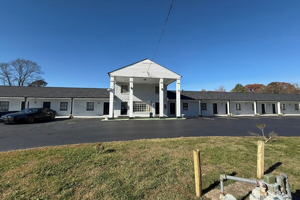 A motel with a central covered area and individual rooms.