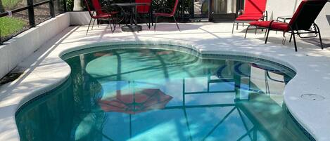 Piscina a l'aire lliure i piscina climatitzada