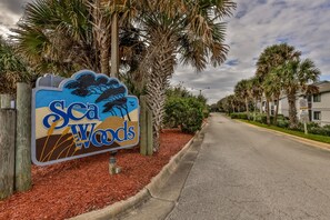 Property grounds - Sea Woods LARGE 1 bedroom condo and a whole lot of amenities! (New Smyrna Beach)