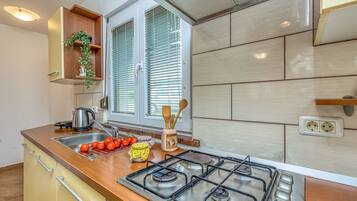 Kylskåp, mikrovågsugn, ugn och spishäll