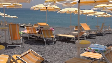 Am Strand, Liegestühle, Strandtücher