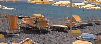 Sea views, stroll to beach, bars, cafes & restaurants