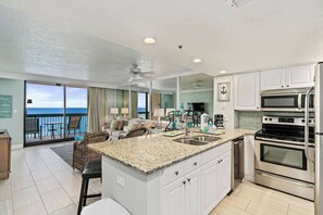 Geladeira, micro-ondas, fogão, cooktop