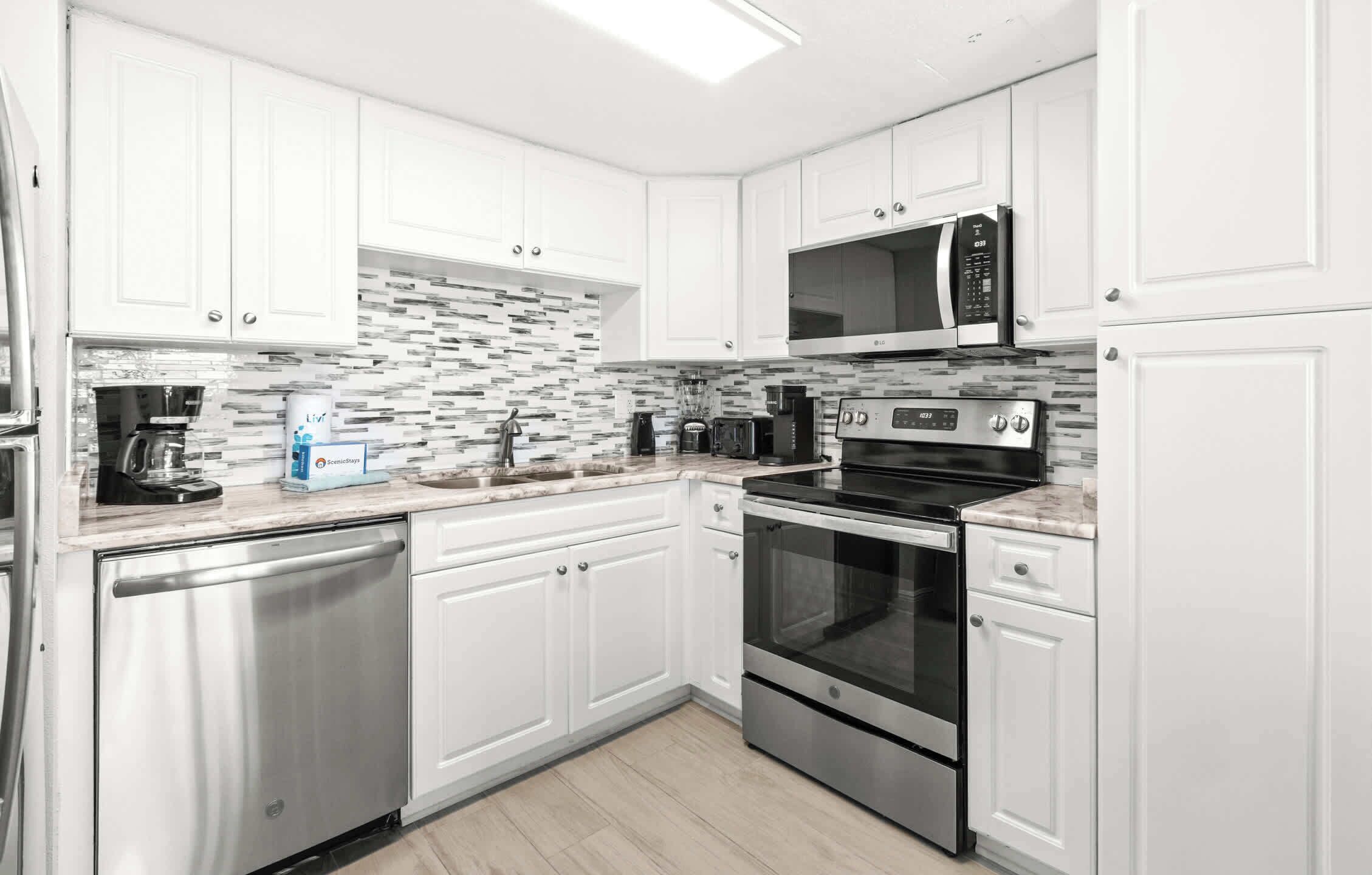 Jääkaappi, mikroaaltouuni, uuni, liesi