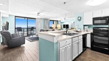 Frigorífico, microondas, horno y placa de cocina