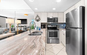 Geladeira, micro-ondas, fogão, cooktop