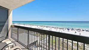 Ein Balkon mit Blick auf einen Strand.