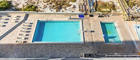 En pool på taket med utsikt över det omgivande landskapet.