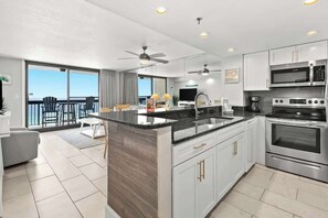 Fridge, microwave, oven, stovetop - SunDestin Resort Unit 1602 (Destin)