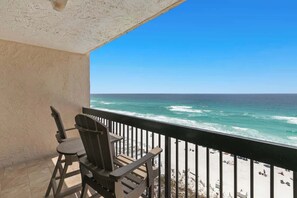 Property grounds - 1BR condo with Gulf views, balcony and updated interior in Destin (Destin)