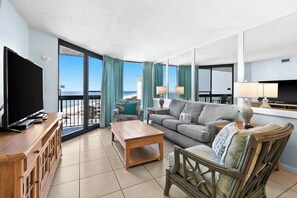 Televisión, reproductor de DVD y oficina 