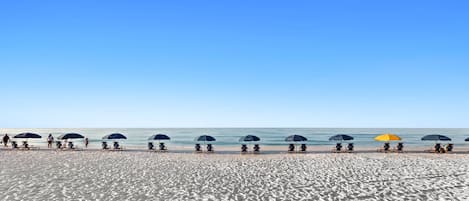 På stranden
