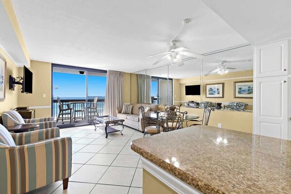 Televisión, reproductor de DVD y oficina 