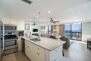 Fridge, microwave, oven, stovetop - SunDestin Resort Unit 0903 (Destin)