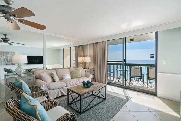 Televisión de pantalla plana, reproductor de DVD y oficina 