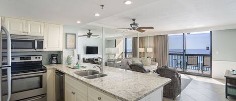 Kylskåp, mikrovågsugn, ugn och spishäll