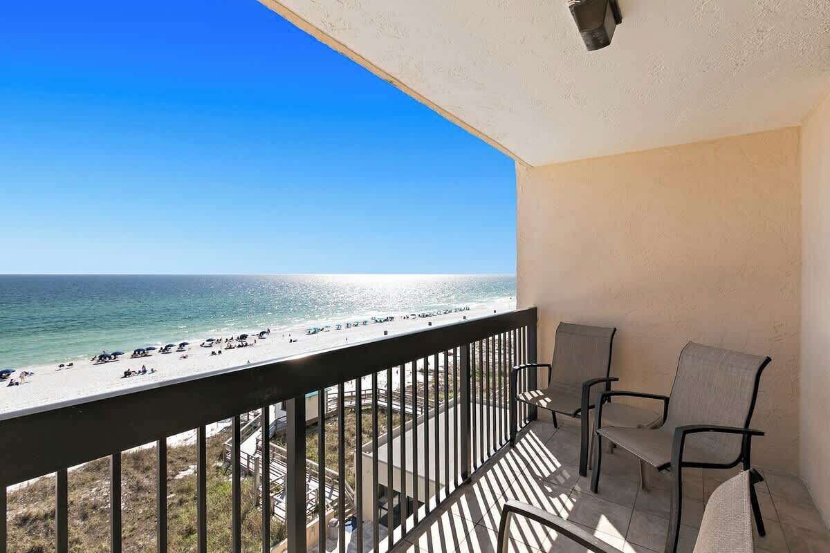 Un balcon avec vue sur la plage et l’océan.