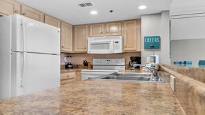 Refrigerador, microondas, horno y parrilla de estufa 