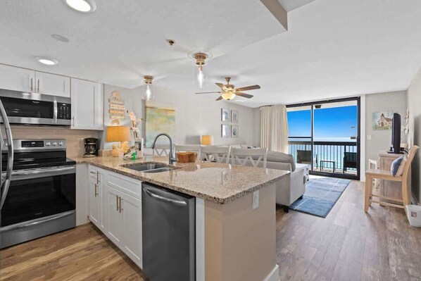 Fridge, microwave, oven, stovetop - SunDestin Resort Unit 1007 (Destin)