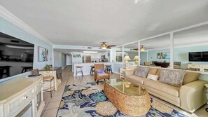 Een televisie, een dvd-speler en een kantoor